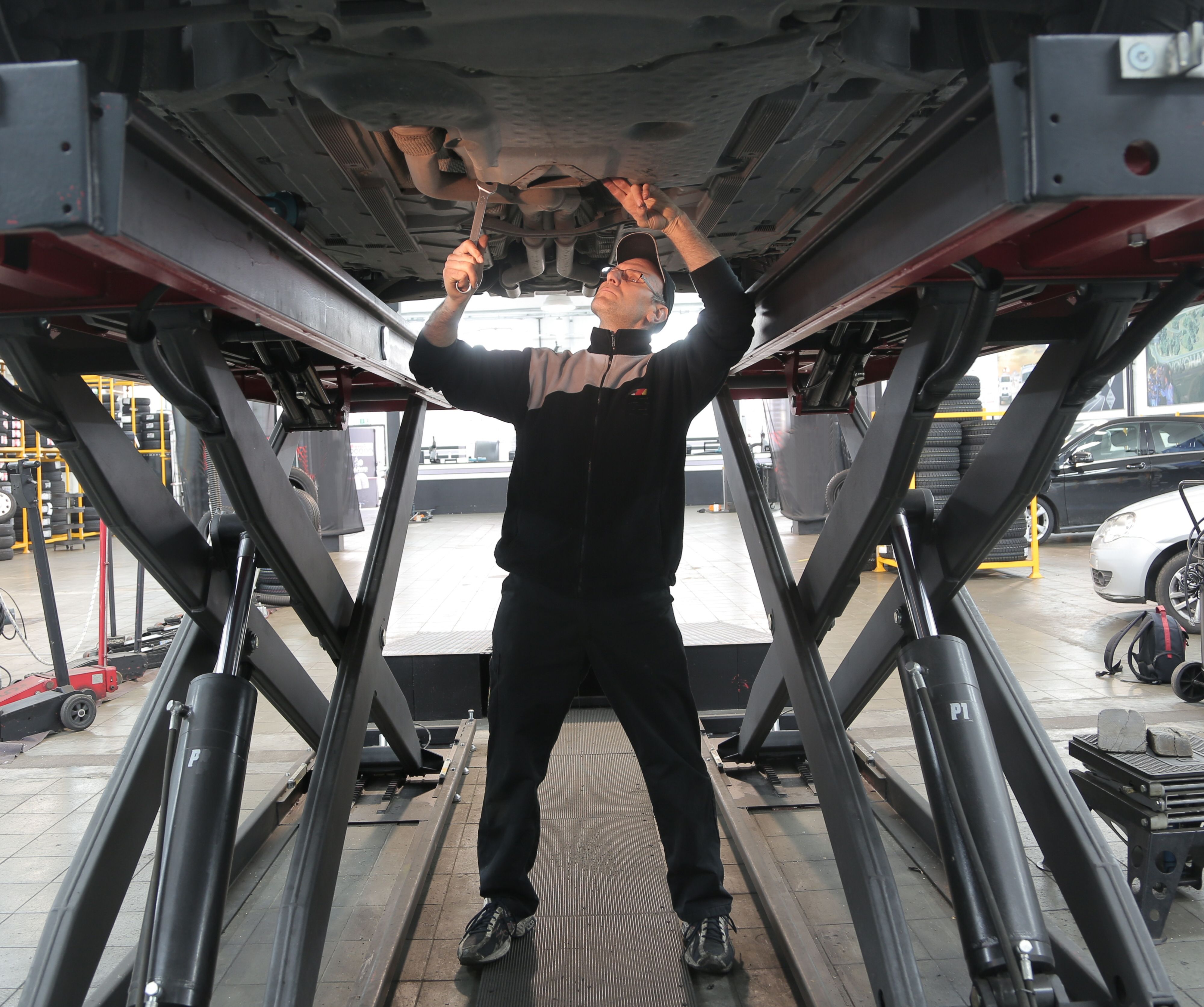 Tire mounting and balancing service
